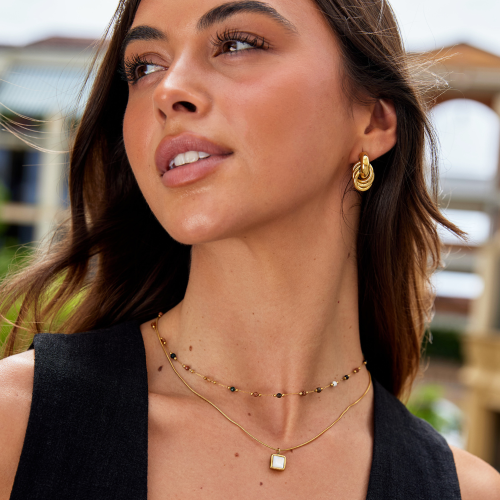 Collier minimaliste avec pierre de lune de Danoir Paris, chaîne délicate avec pendentif en pierre de lune.