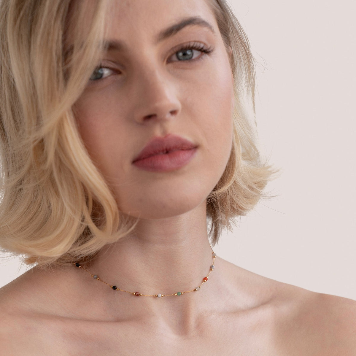 Collier minimaliste avec pierre de Danoir Paris, chaîne fine avec pendentif en pierre naturelle pour un style élégant et discret.