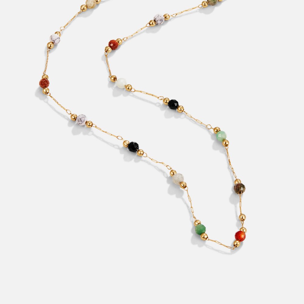 Collier minimaliste Danoir Paris avec perle en pierre, chaîne fine et élégante, porté sur un fond neutre.