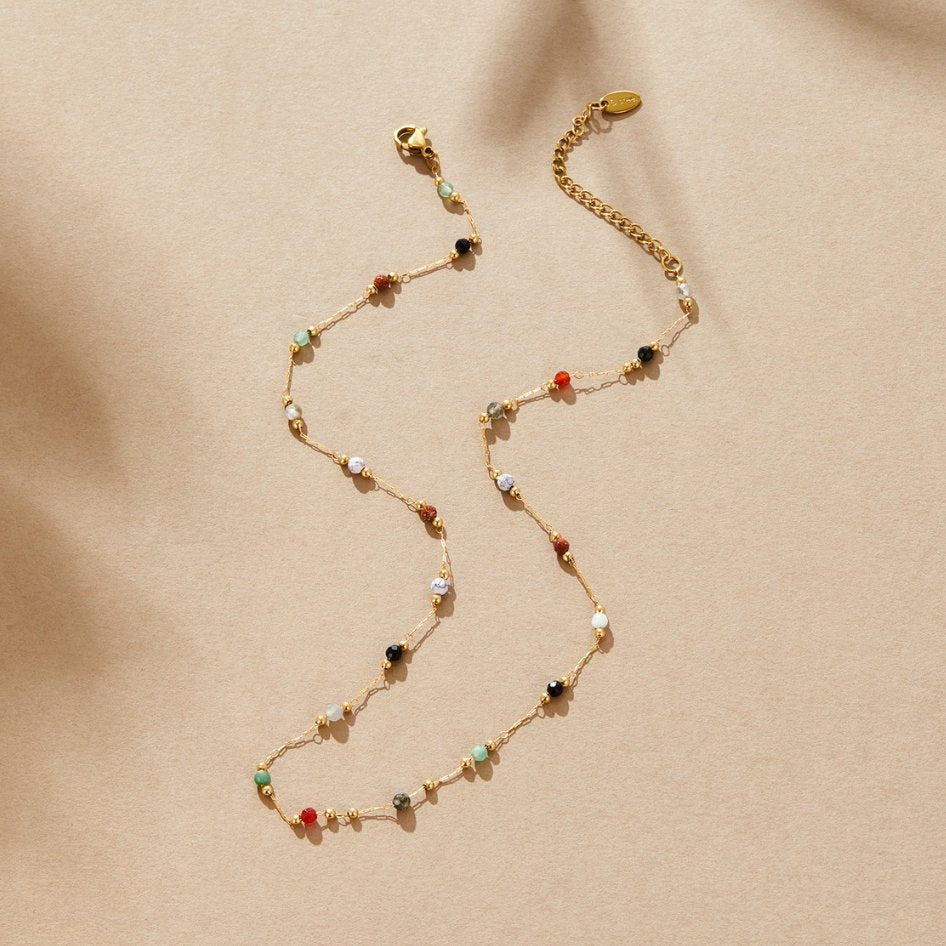 Collier minimaliste avec pierre de Danoir Paris, bijoux délicats et élégants, avec perles et pierre naturelle suspendue.