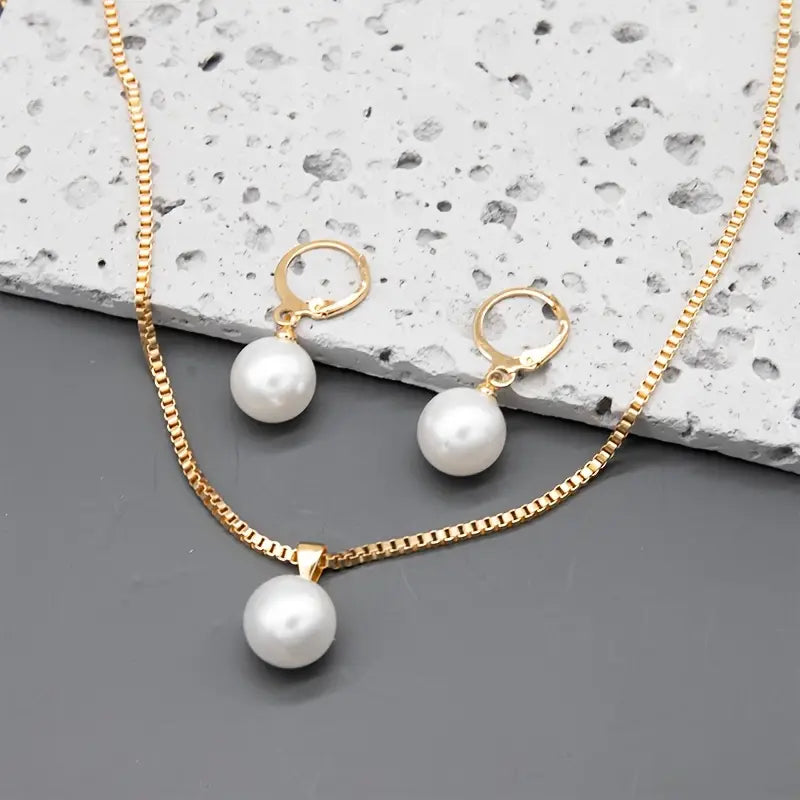 Ensemble de colliers et boucles d'oreilles en perles élégantes de la marque Danoir Paris, avec des perles blanches brillantes.