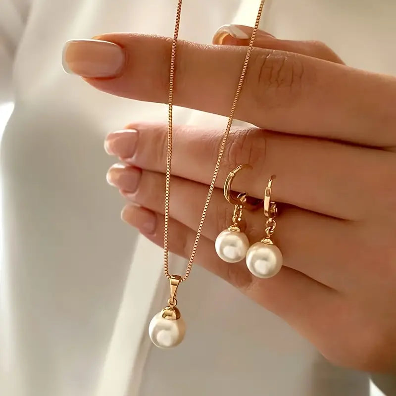 Collier et boucles d'oreilles en perles élégantes Danoir Paris, ensemble de bijoux gracieux pour femmes.
