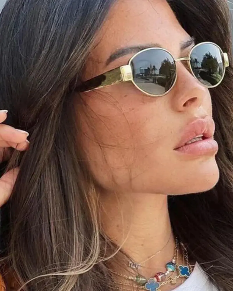 Lunettes de soleil vert émeraude Danoir Paris avec monture en plastique et verres ovales, mode et élégantes.