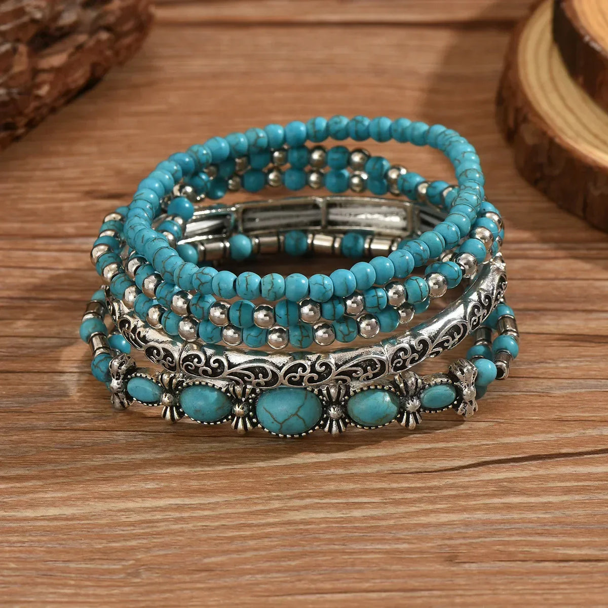Ensemble de bracelets boho avec perles turquoises de la marque Danoir Paris, montrant des accessoires élégants et colorés.