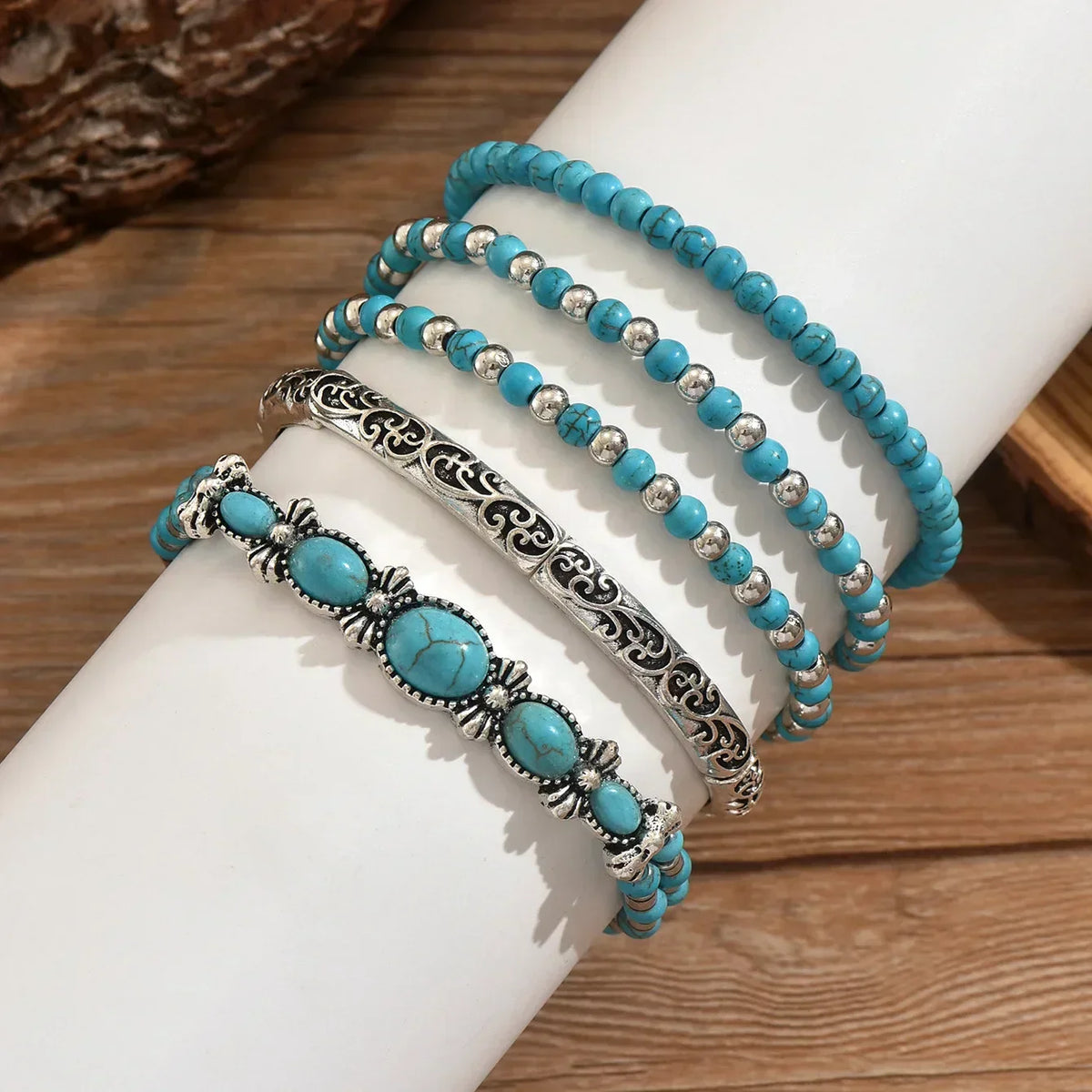 Ensemble de bracelets boho Danoir Paris avec perles turquoises et détails en métal, parfait pour un style décontracté et tendance.
