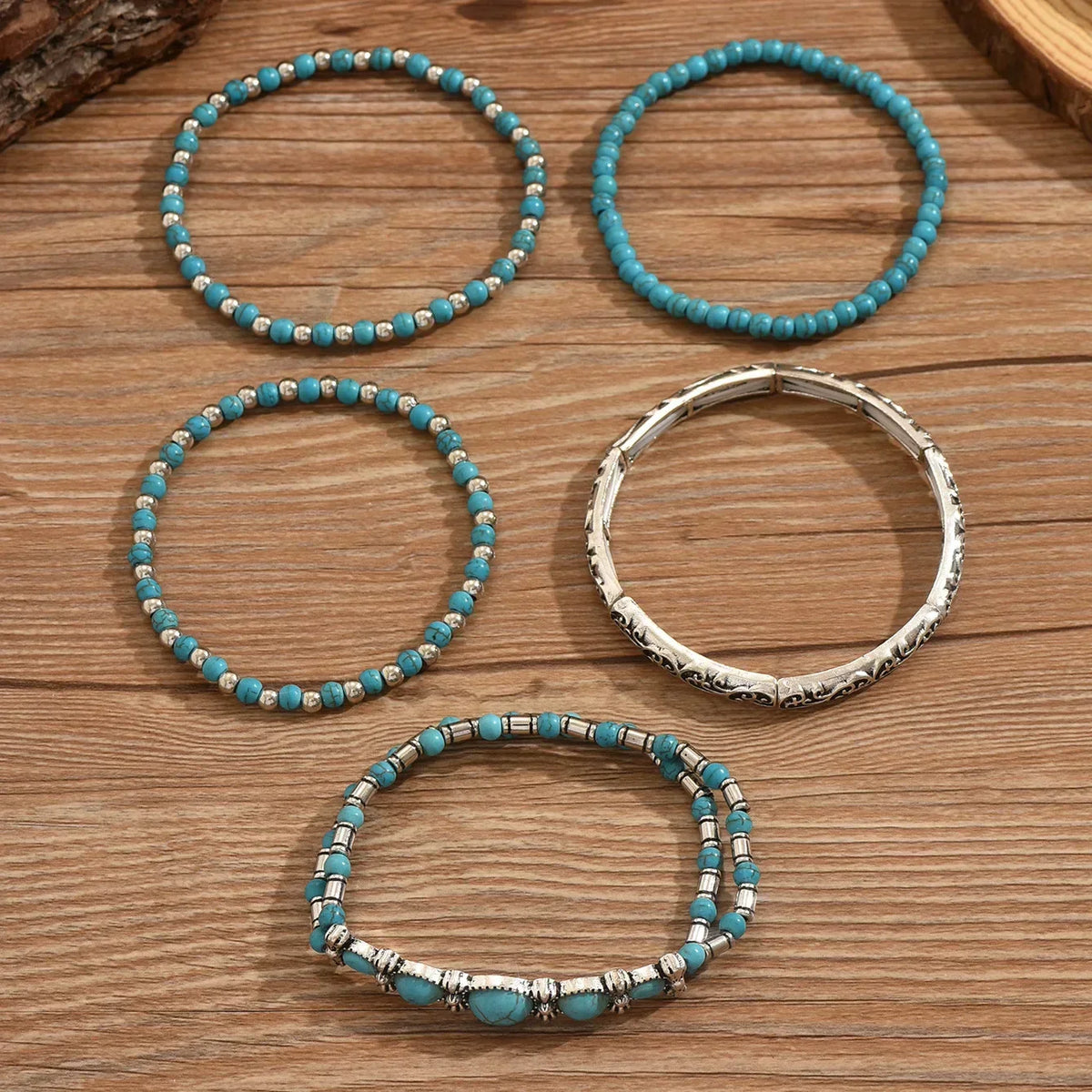 Ensemble de bracelets boho Danoir Paris avec perles turquoises, style décontracté et élégant, porté au poignet.