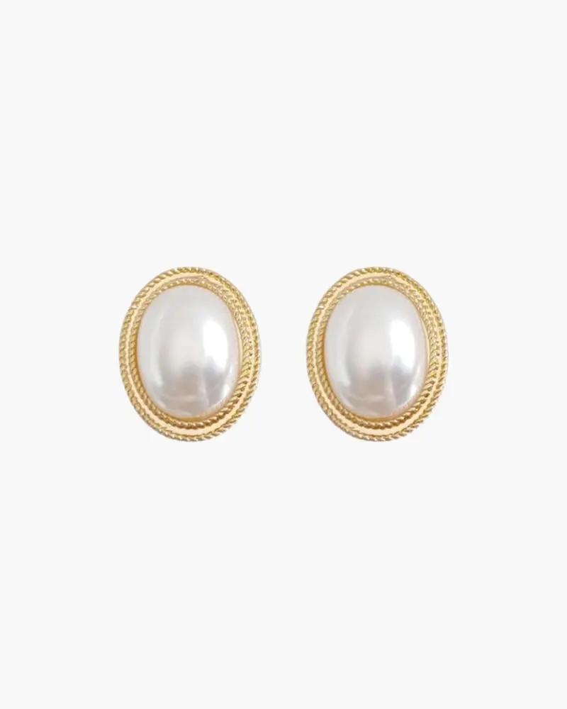 Boucles d'oreilles en perles ovales Radiance de Danoir Paris, studs élégants en or avec perles blanches nacrées.