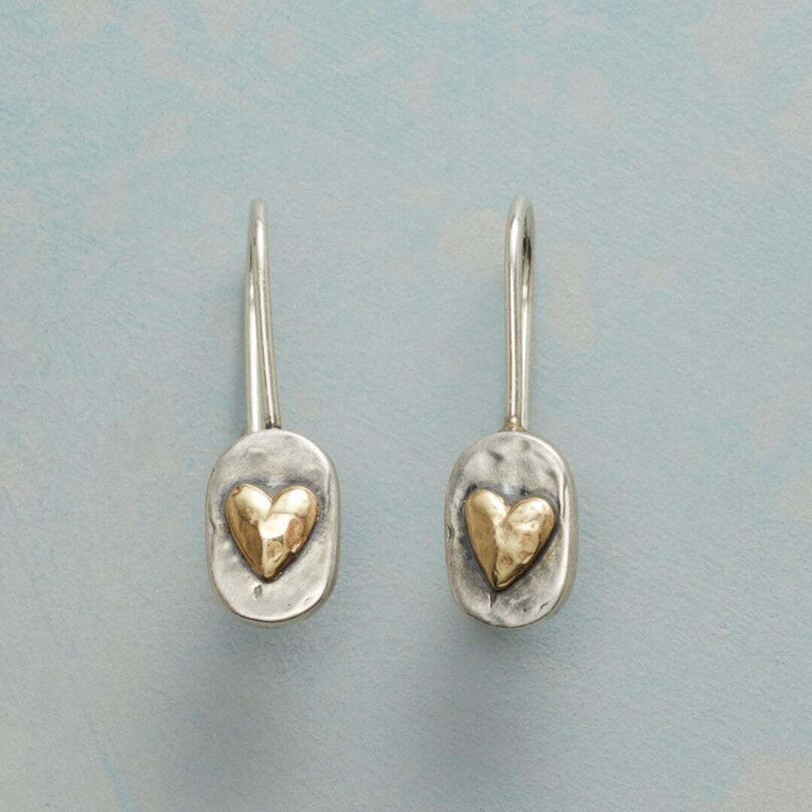 Boucles d'oreilles cœur en or vintage incrusté, de la marque Danoir Paris, avec finition élégante et détails raffinés.