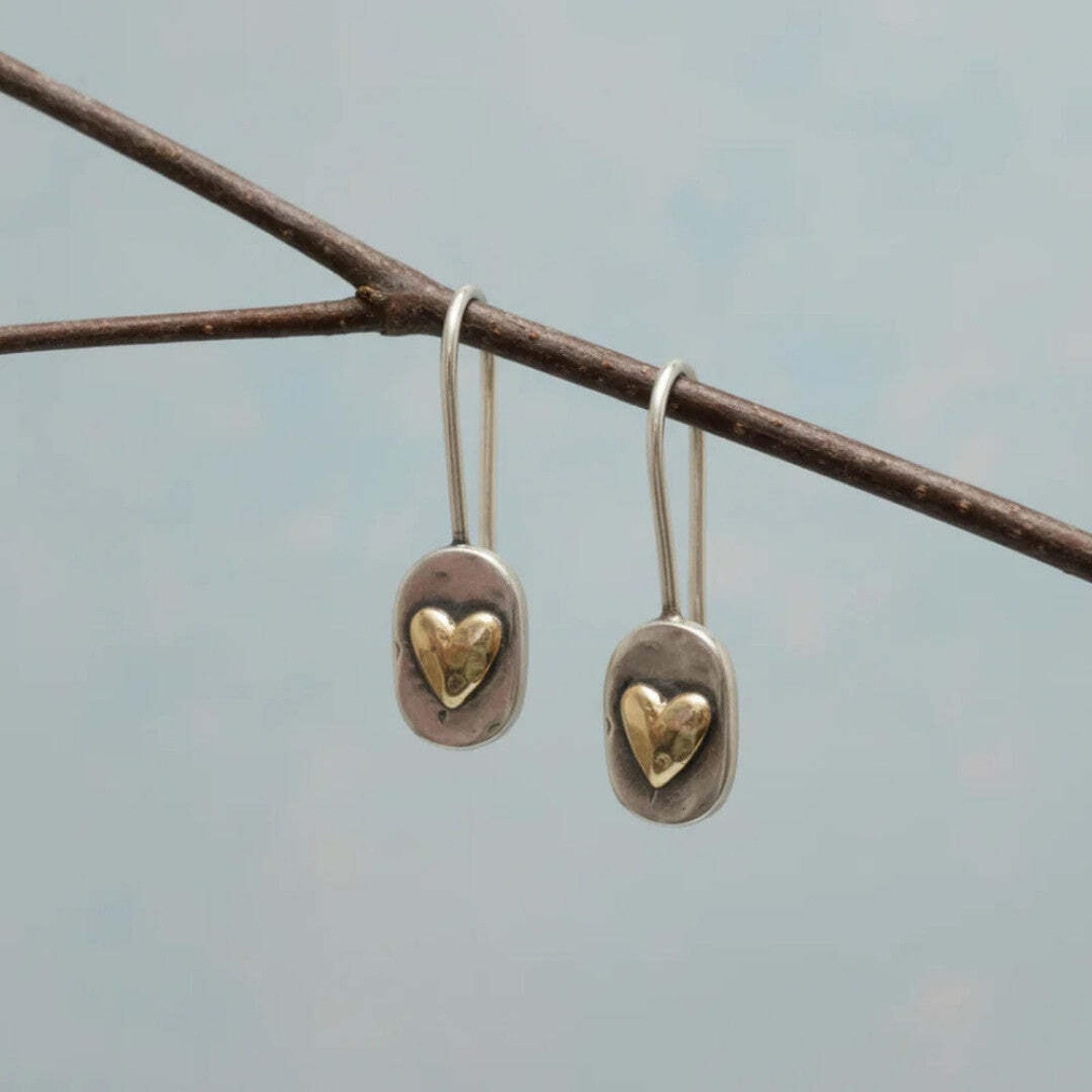 Boucles d'oreilles vintage en or incrusté en forme de cœur, créoles élégantes de Danoir Paris.