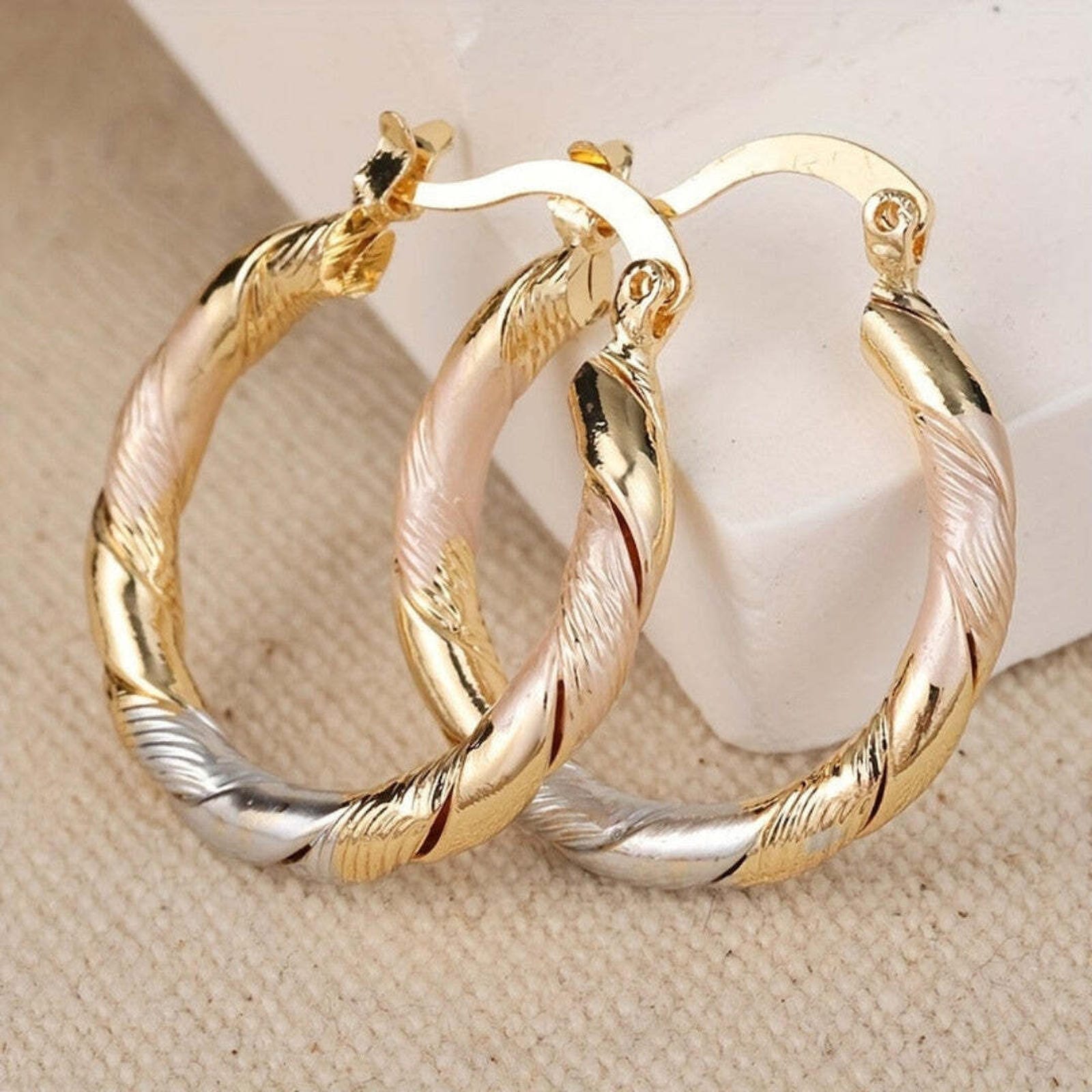 Boucles d'oreilles vintage rondes en or, argent et rose de Danoir Paris, élégantes et sophistiquées.