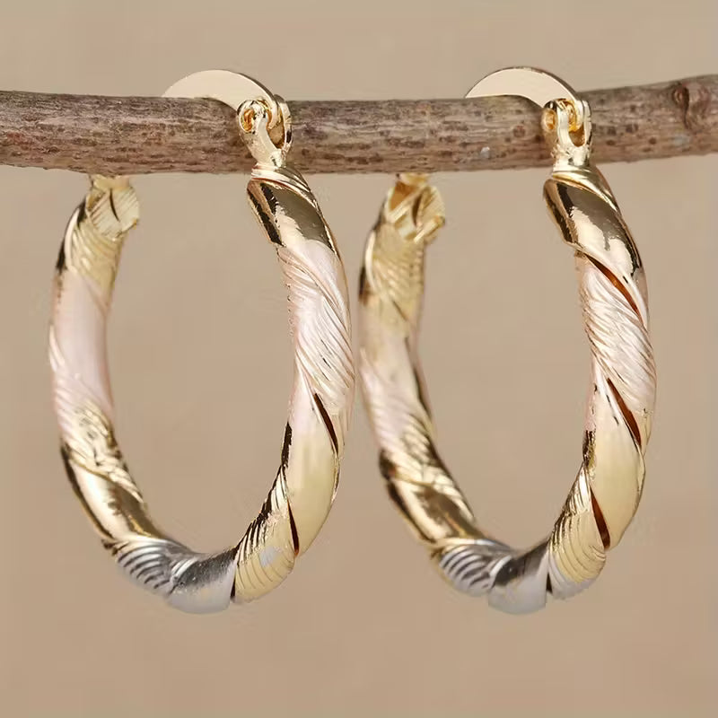 Boucles d'oreilles vintage rondes en or, argent et rose de la marque Danoir Paris, en gros plan.