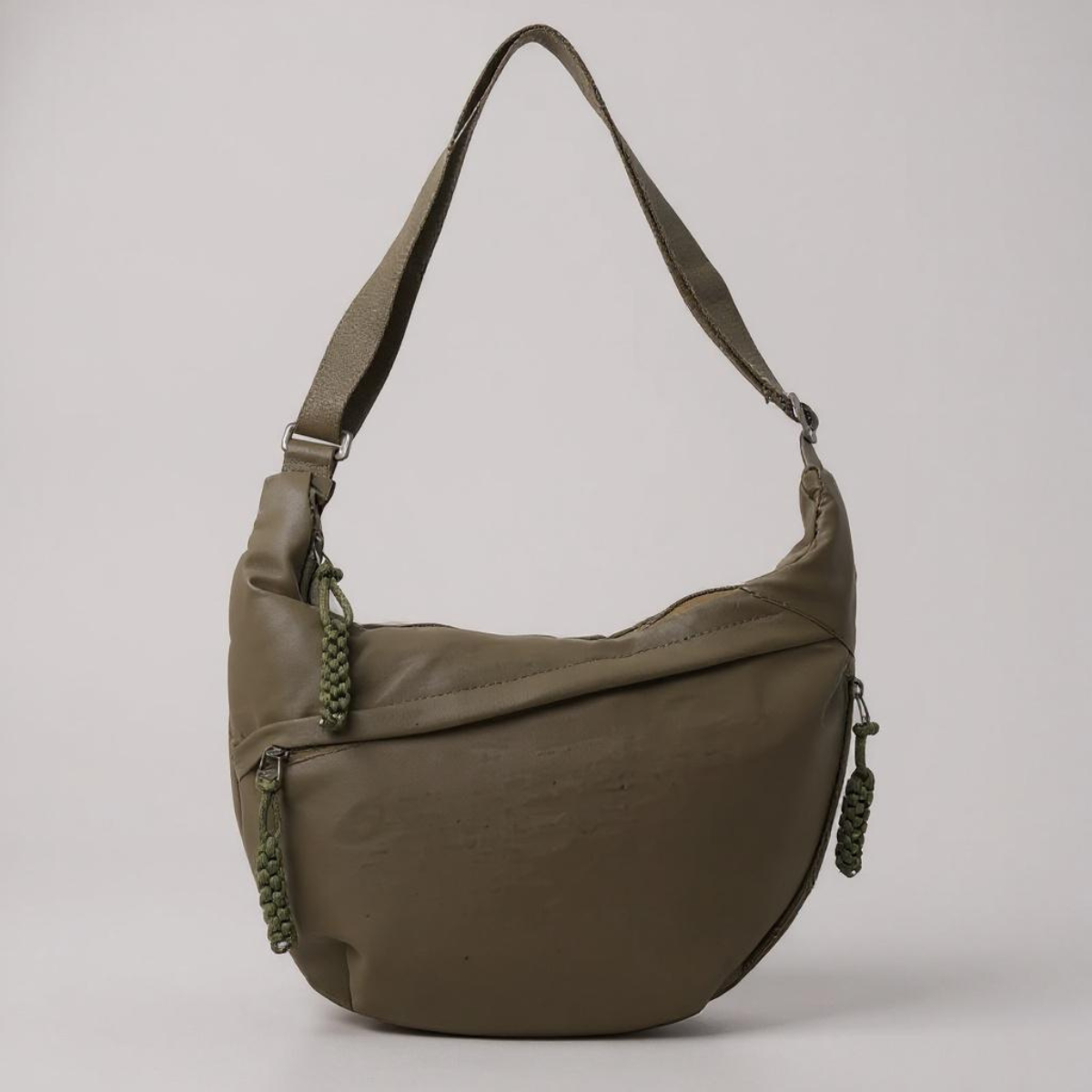Sac à bandoulière Danoir Paris en vert olive, en cuir, avec design élégant et détails soignés, pour un look sophistiqué.