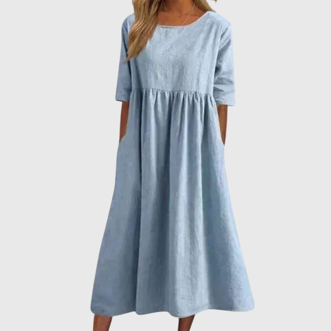 Robe élégante Danoir Paris Ariette™ en tissu fluide, parfaite pour toutes les occasions, portée par un mannequin dans une tenue chic