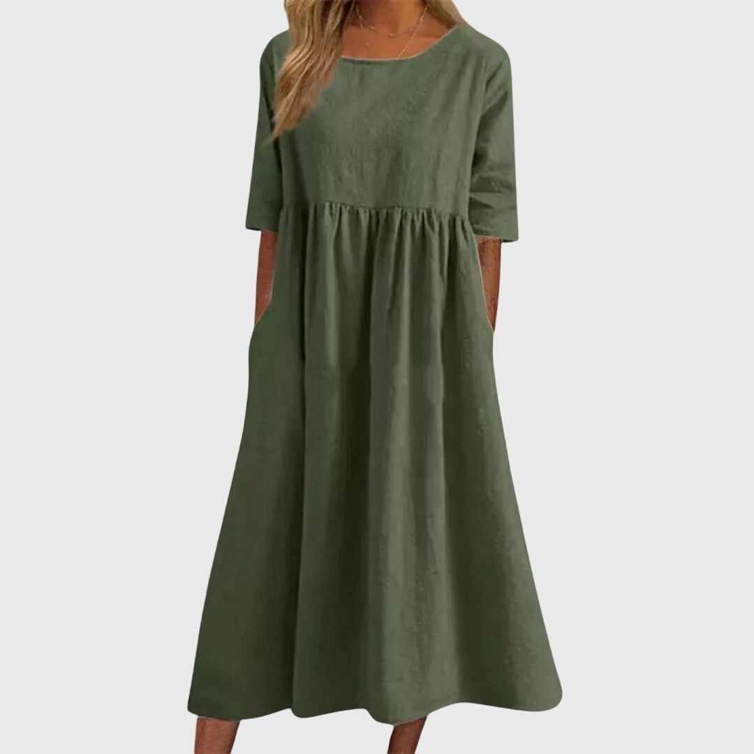 Robe élégante Ariette™ de Danoir Paris, coupe fluide et sophistiquée pour toutes les occasions, portée en extérieur.