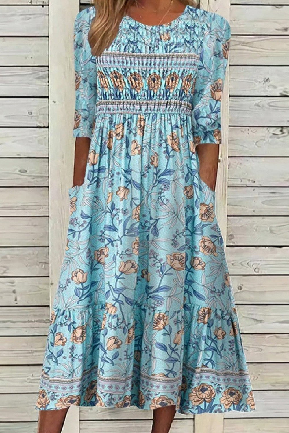 Robe Brynn Petal Muse de Danoir Paris en tissu léger avec motifs floraux, portée sur un mannequin.