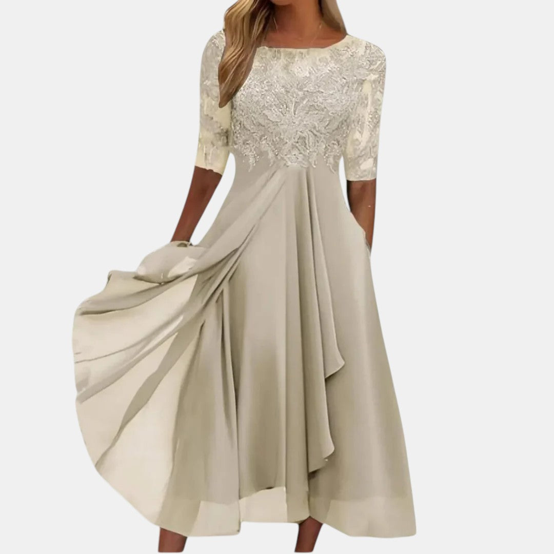 Robe élégante en dentelle Rhonda™ de Danoir Paris avec détails raffinés, portée sur un mannequin blanc.