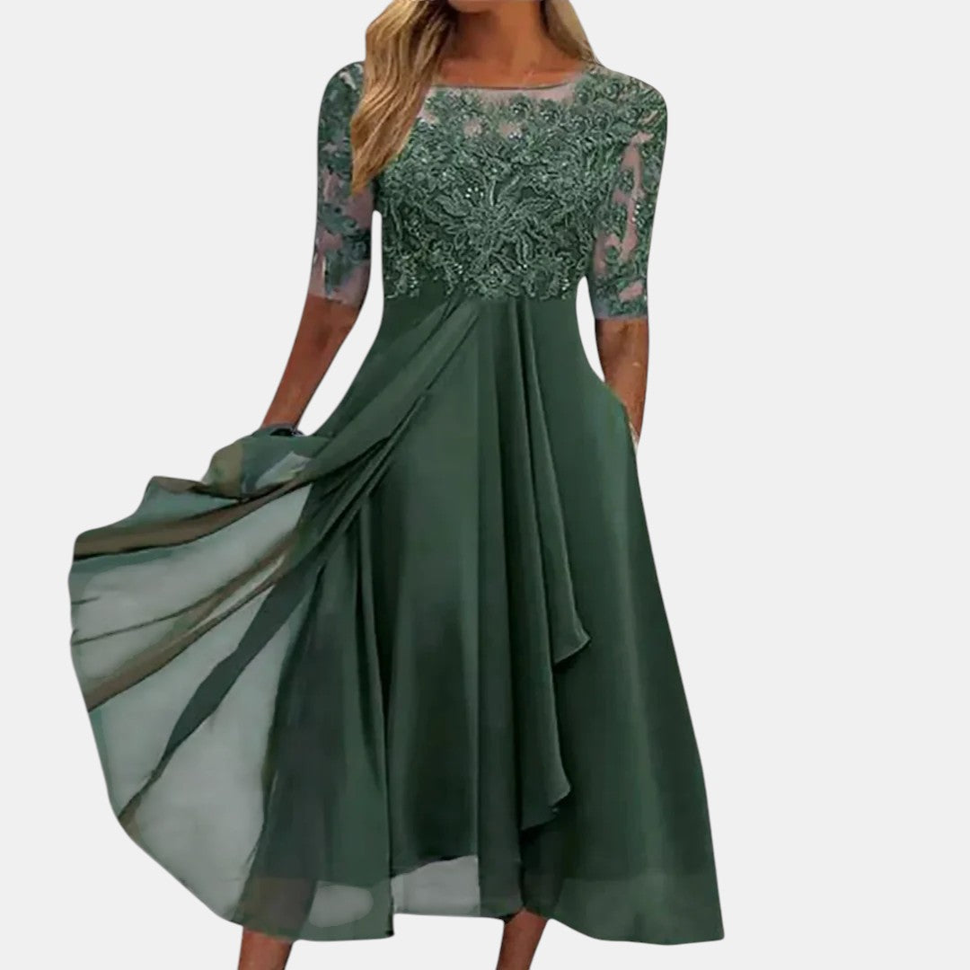 Robe élégante en dentelle Rhonda™ de Danoir Paris, détail de la dentelle fine et coupe sophistiquée visible sur l'image.