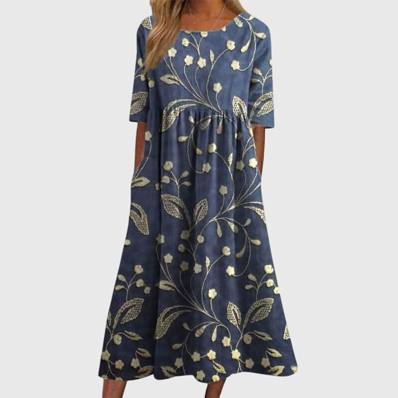 Robe Aleah Danoir Paris, coupe flatteuse, en tissu fluide, couleur élégante, portée avec accessoires.