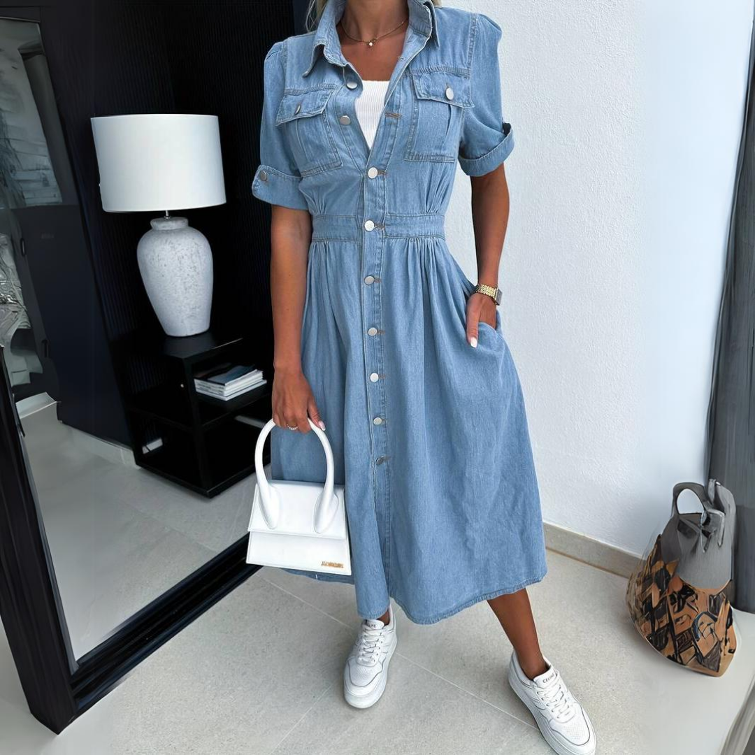 Robe en jean élégante Celina par Danoir Paris, vêtement tendance pour femmes, vue de la robe portée en denim bleu.