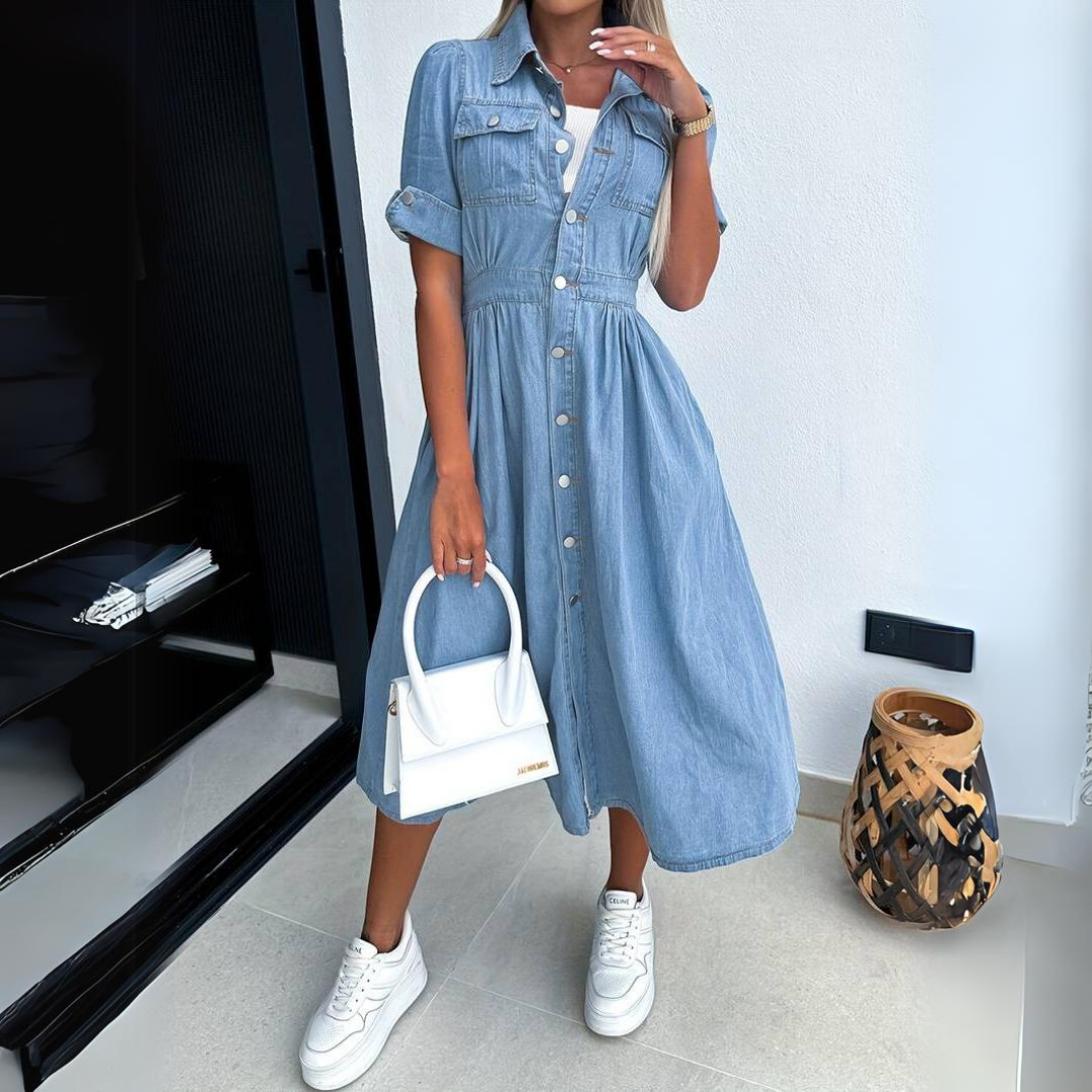 Robe en jean élégante Danoir Paris, coupe tendance, portée par une femme, style décontracté chic, fond neutre.