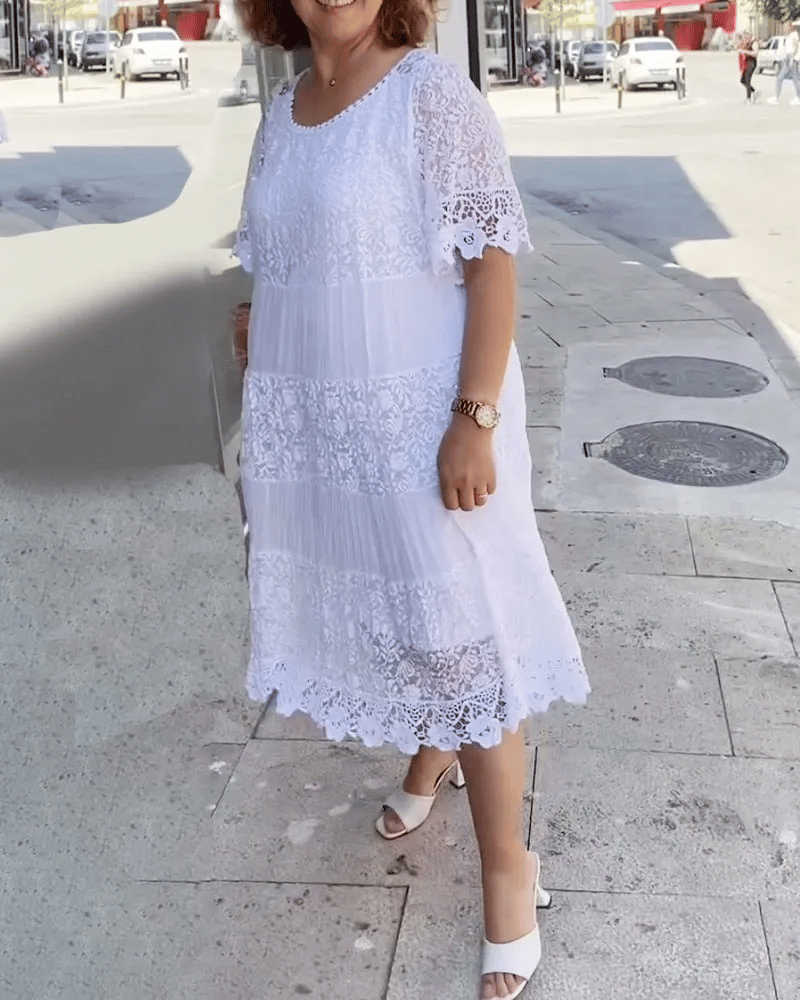 Robe midi blanche en dentelle à volants de Danoir Paris, style élégant avec jupe en couches.