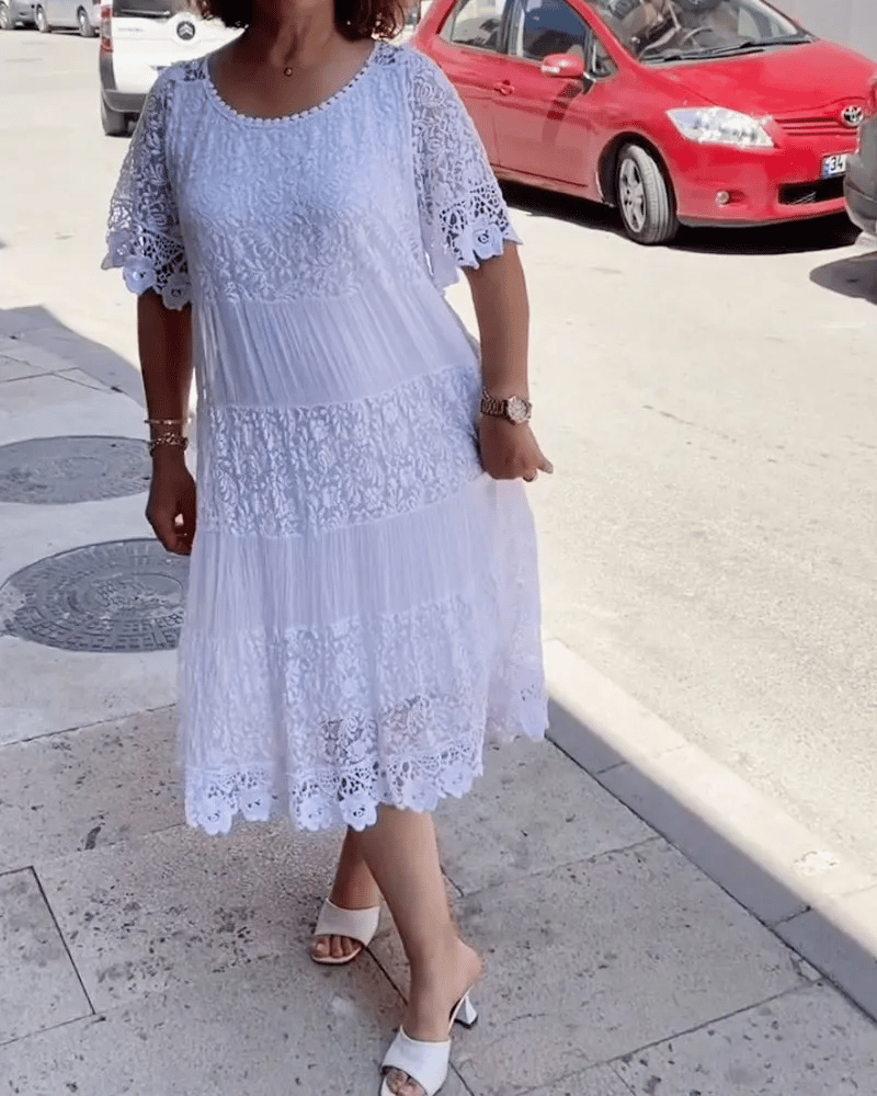 Robe midi blanche en dentelle à étages Danoir Paris, élégante et fluide, avec détails en dentelle délicats.