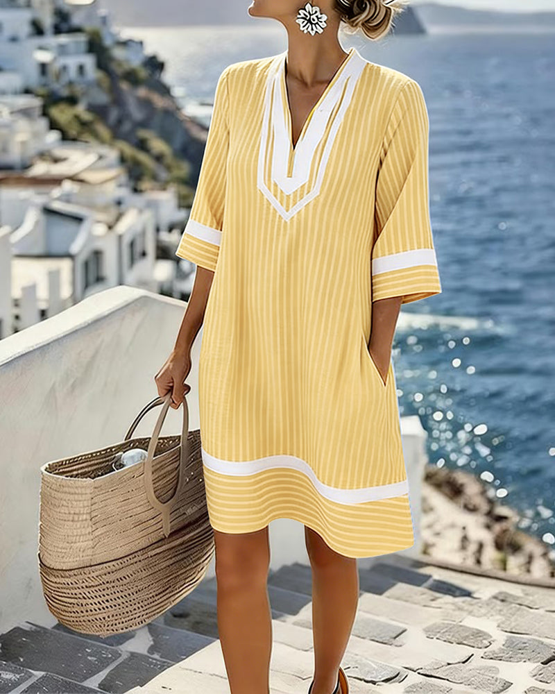 Robe à manches courtes et col en V Danoir Paris en mélange de coton à rayures, style décontracté et confortable.