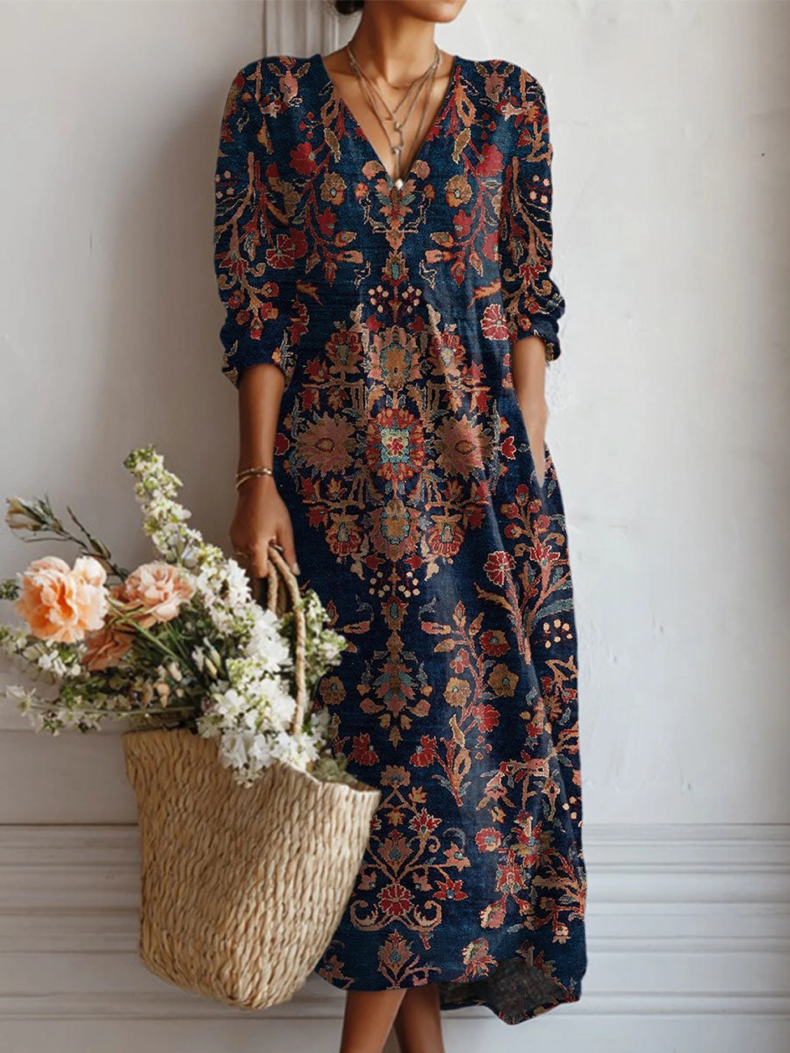 Robe en lin chic Alessia™ de Danoir Paris, vêtement confortable avec poches, portée par Emma, style décontracté et élégant.