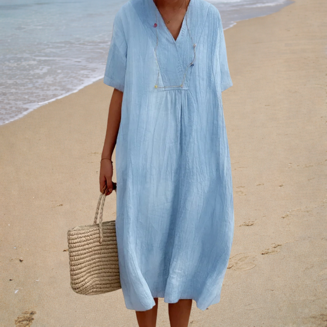 Robe longue décontractée Victoire de Danoir Paris, en tissu bleu, portée décontractée, idéale pour un style confortable.