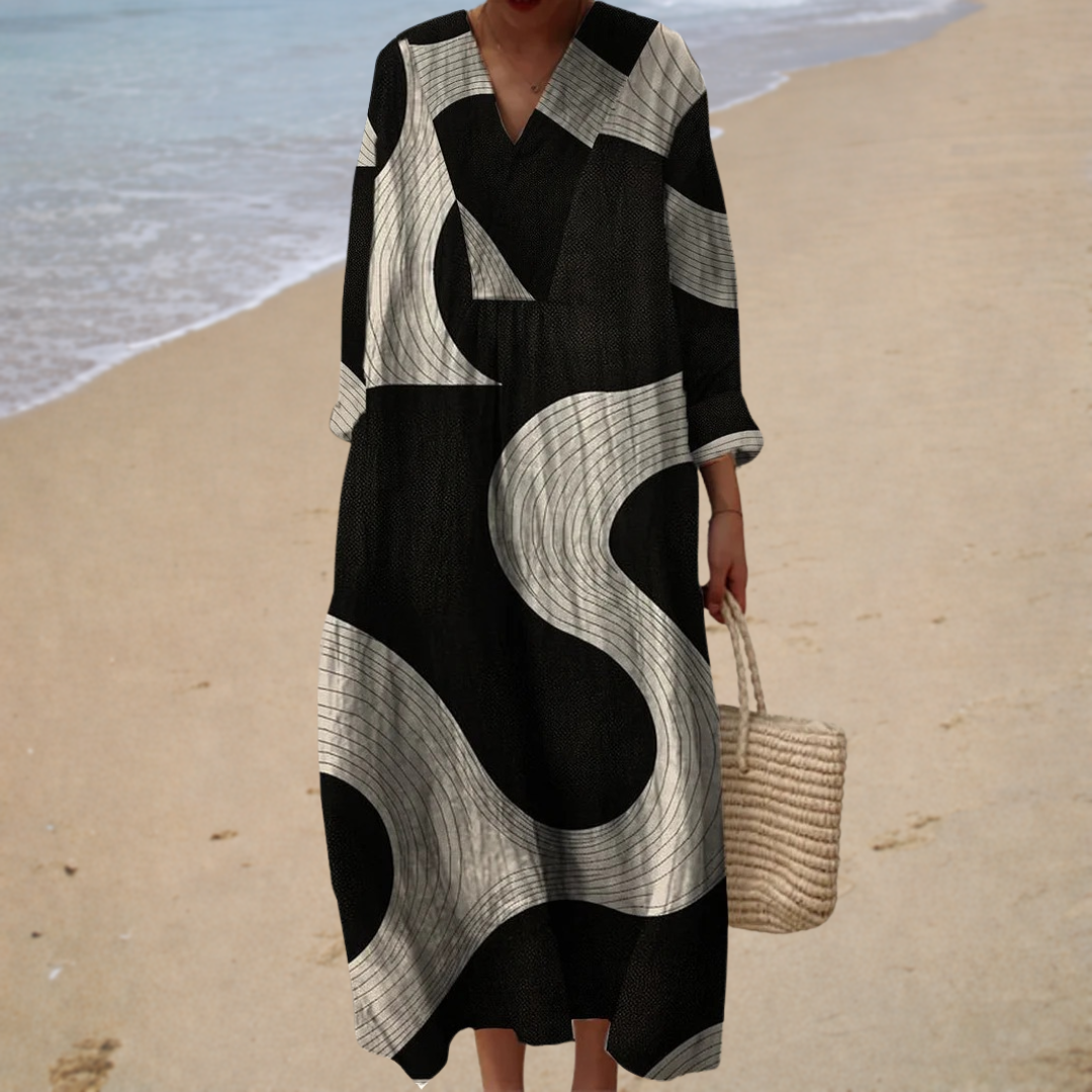 Robe longue graphique Isaline de Danoir Paris, vêtement élégant avec motif moderne, portée sur un modèle.