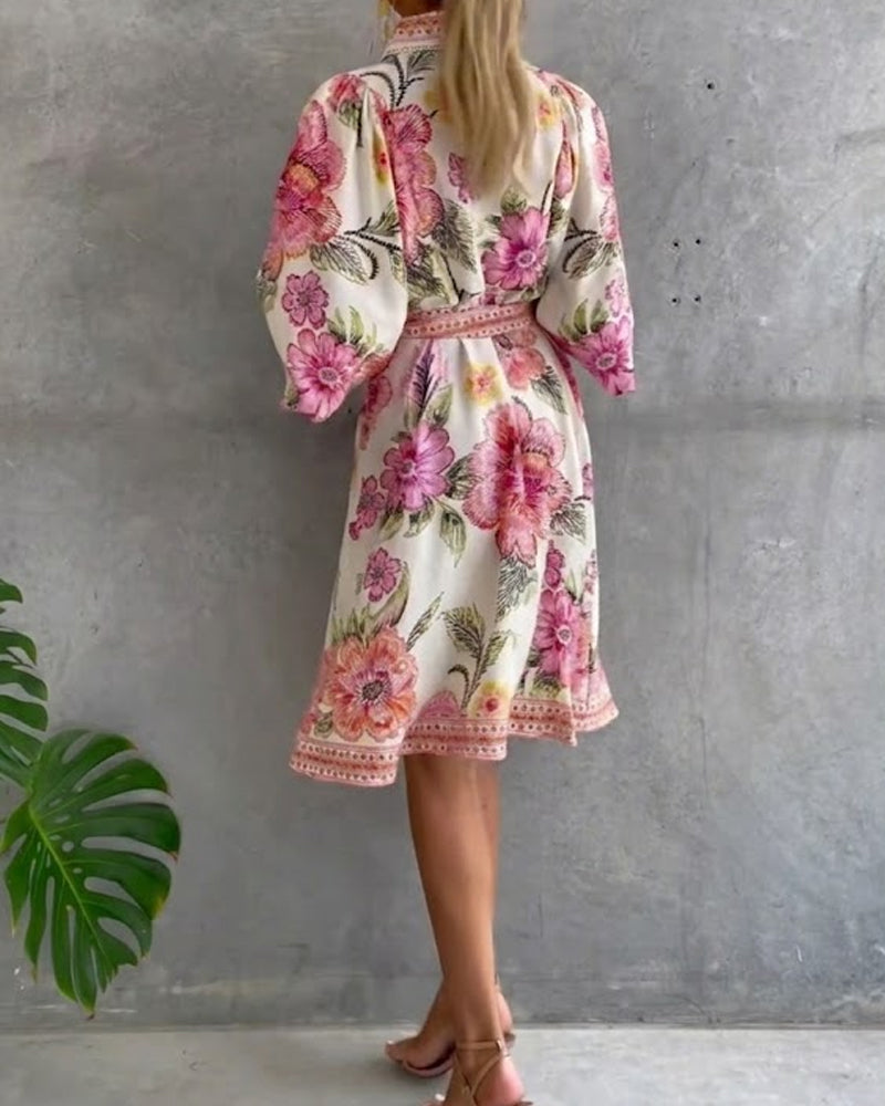 Robe Danoir Paris à manches lanternes, col cranté et imprimé, élégante et fluide, portée avec accessoires.