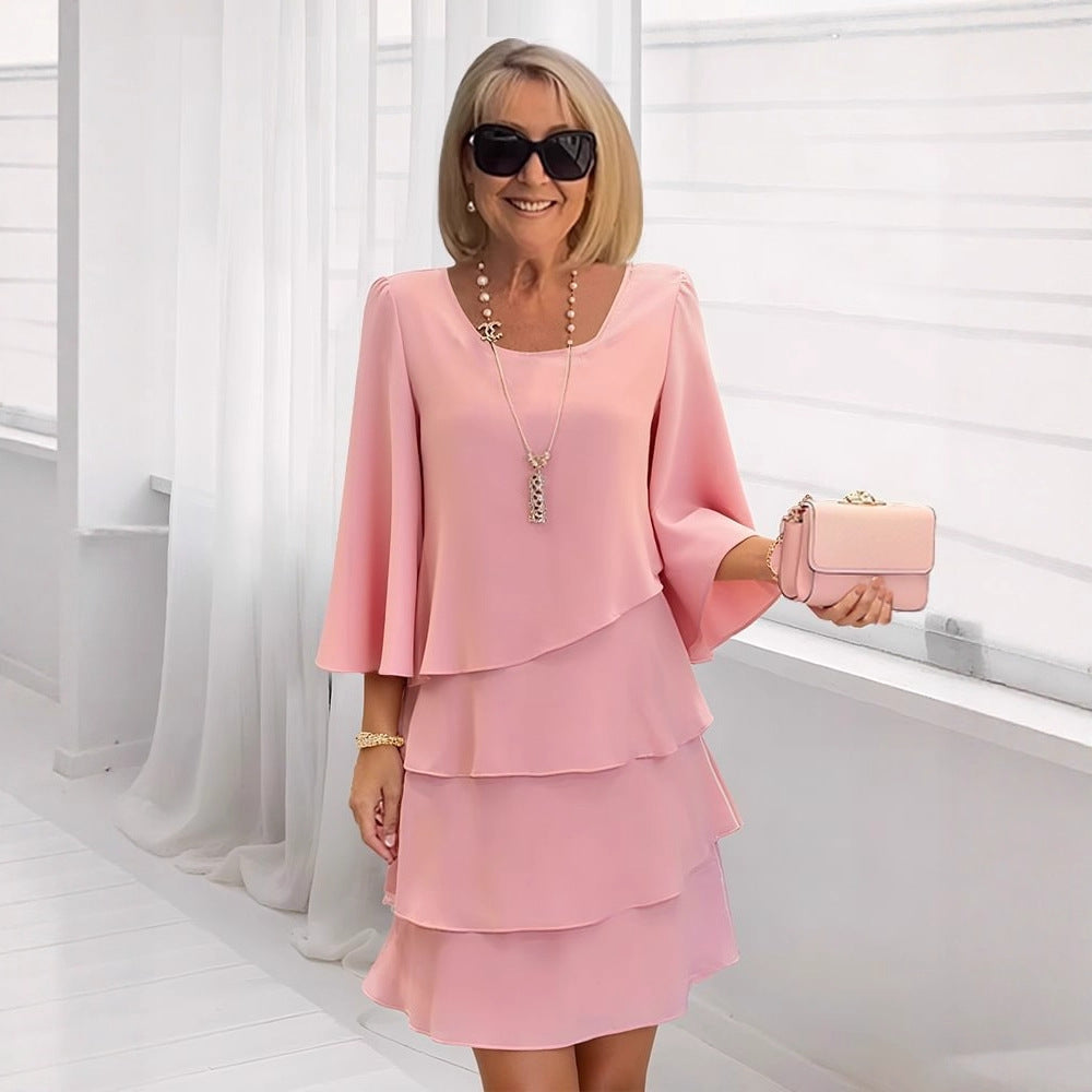 Robe midi élégante à volants de la marque Danoir Paris, portée avec détails floraux et style sophistiqué.