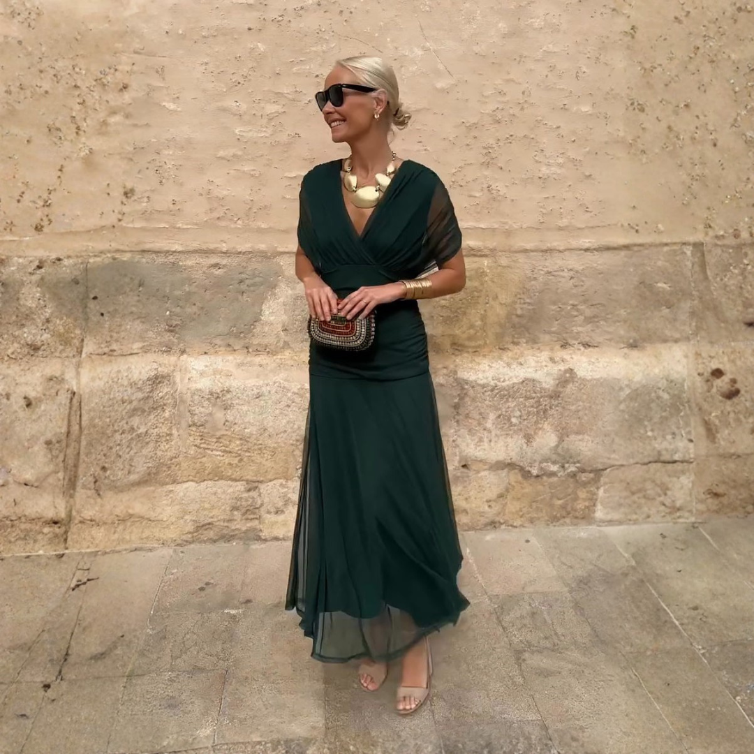 Robe maxi de fête élégante Louise de Danoir Paris avec col V, tissu fluide, design sophistiqué pour occasions spéciales.