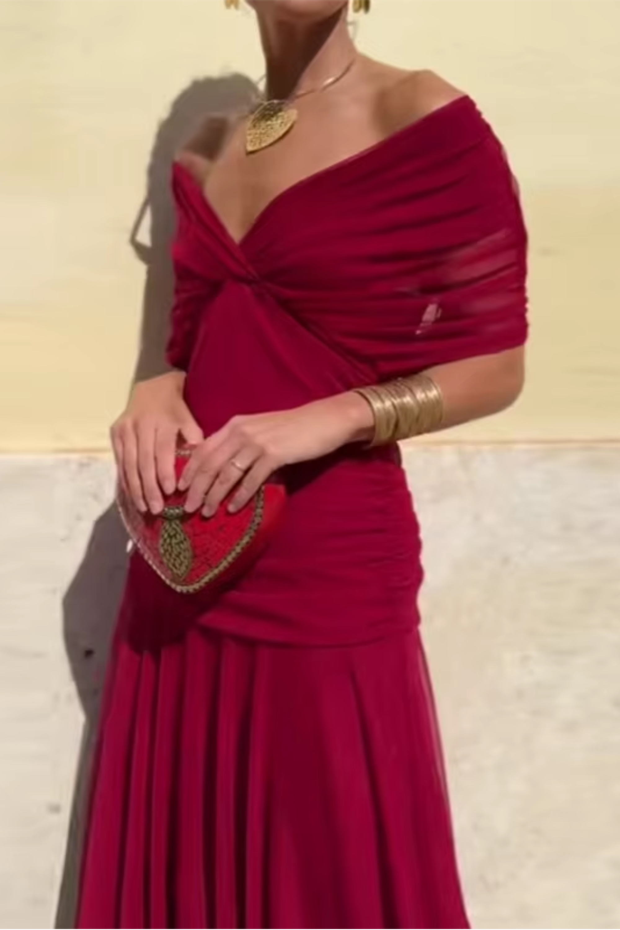 Robe maxi de fête élégante Danoir Paris, modèle Louise, à col V, en tissu fluide et sophistiqué, portée lors d'une occasion spéciale.