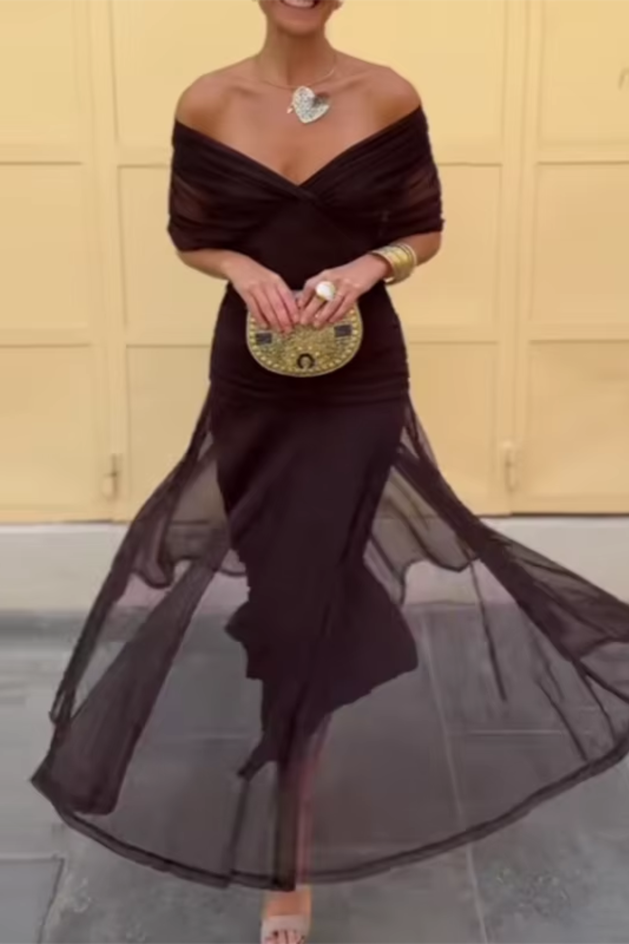 Robe maxi de fête élégante Louise de Danoir Paris avec col V, tissu fluide et design sophistiqué pour occasions spéciales.