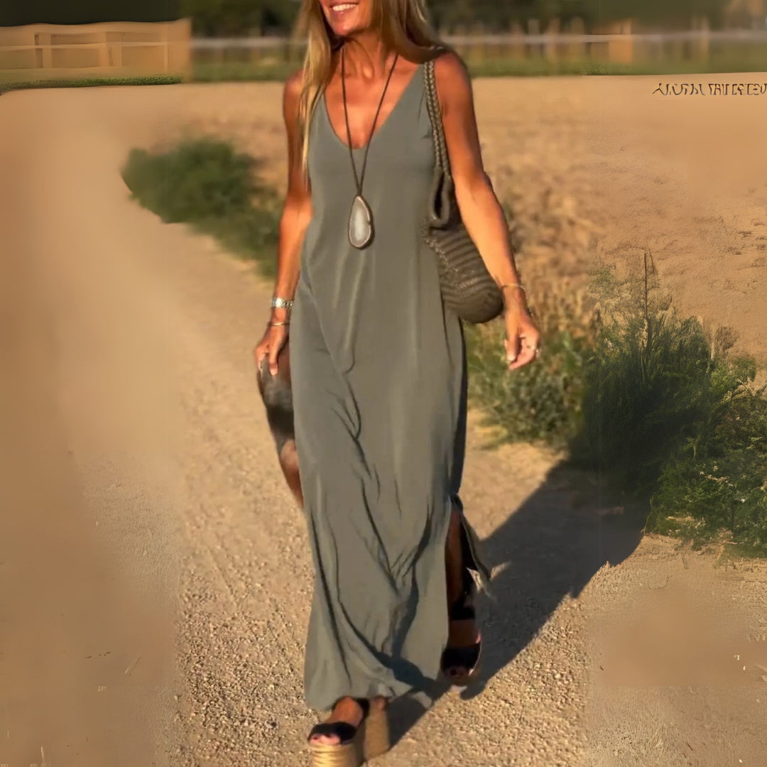Robe maxi élégante Arietta de Danoir Paris, en tissu fluide avec détail sophistiqué, portée en mouvement.