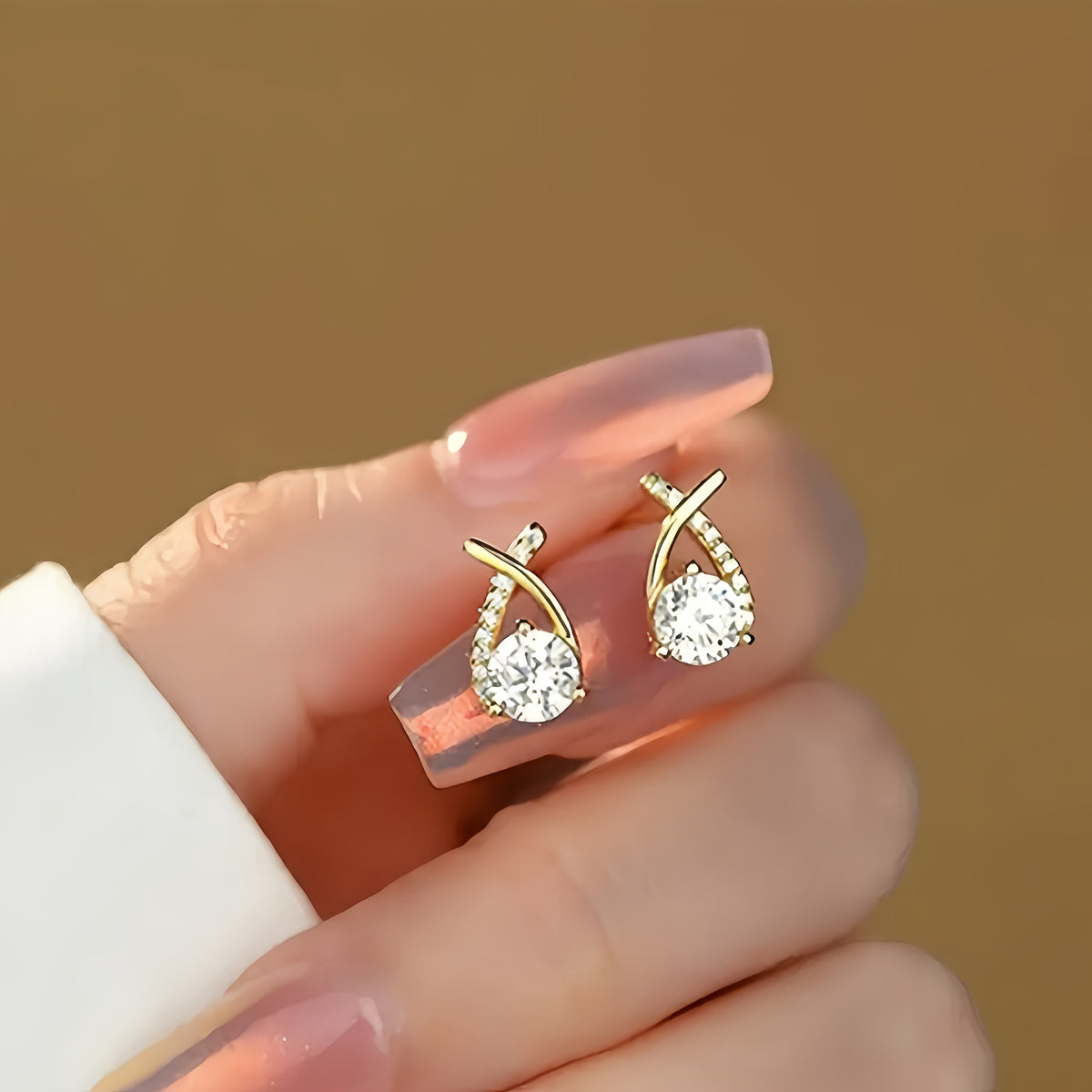 Boucles d'oreilles en puce Danoir Paris avec croix dorée et zirconiums, élégantes et délicates pour un look sophistiqué.