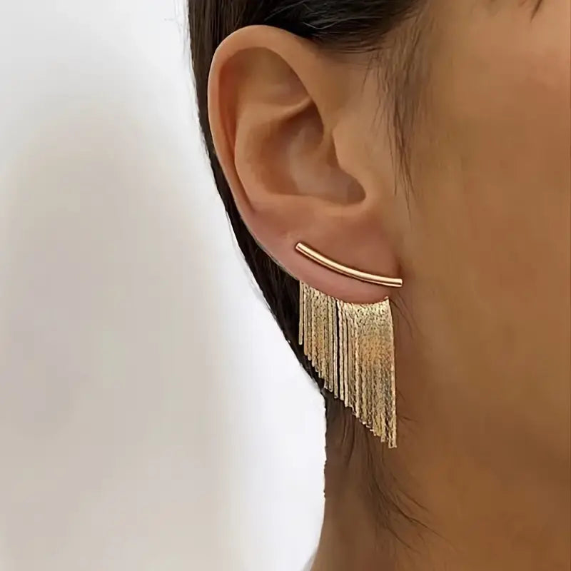 Boucles d'oreilles vintage à pendants dorés Danoir Paris, élégantes et raffinées, visibles en gros plan.