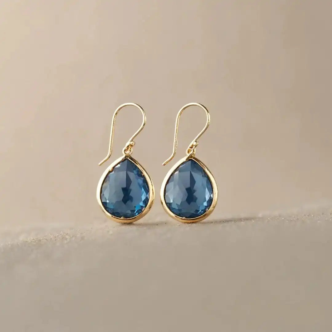 Boucles d'oreilles Danoir Paris Retro Blue Crystal Drops avec pendentifs en cristal bleu brillant.