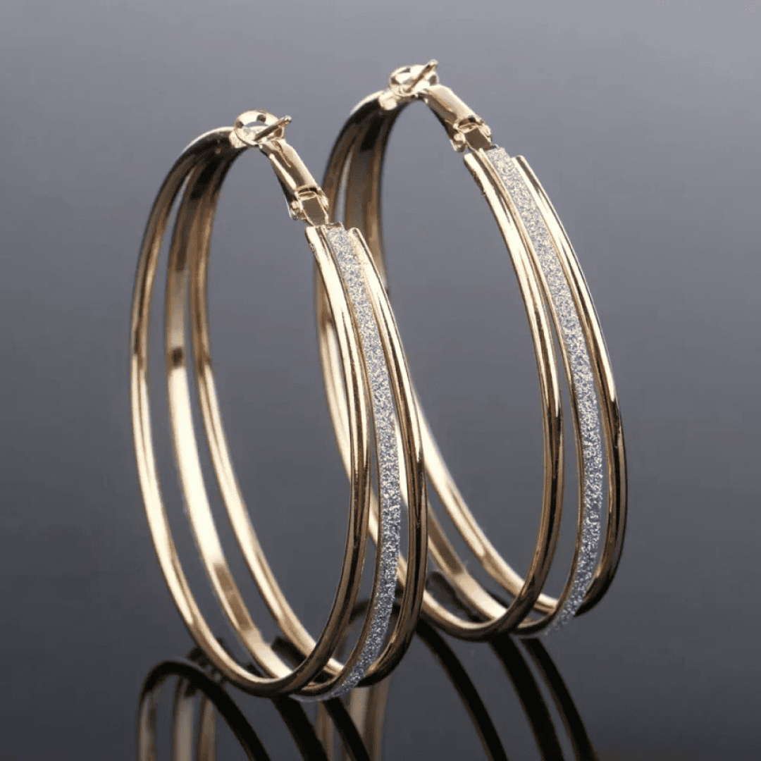 Boucles d'oreilles créoles en or rétro Danoir Paris, élégantes et dorées avec un design classique, visibles en gros plan.