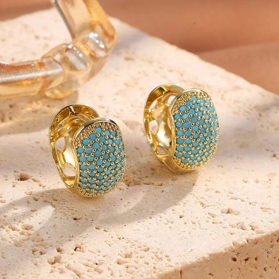 Boucles d'oreilles pendantes Danoir Paris turquoise, design audacieux avec anneaux larges et brillant.