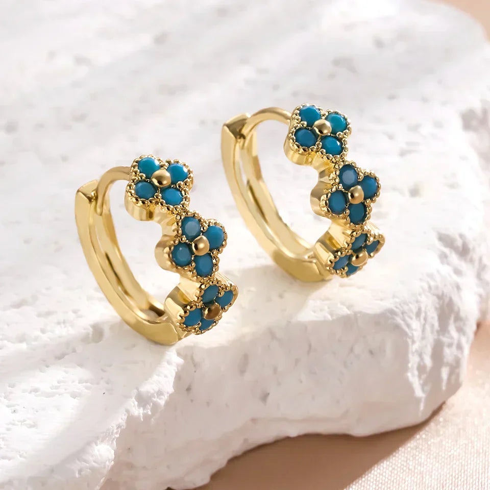 Boucles d'oreilles créoles Danoir Paris avec fleurs turquoise, en métal léger et élégant, parfaites pour un style féminin et coloré.
