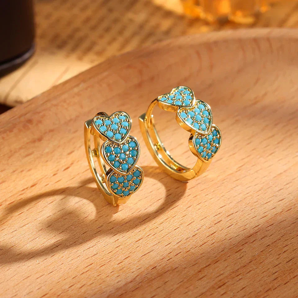 Boucles d'oreilles créoles en forme de cœur turquoise de Danoir Paris, bijou élégant en acier inoxydable.