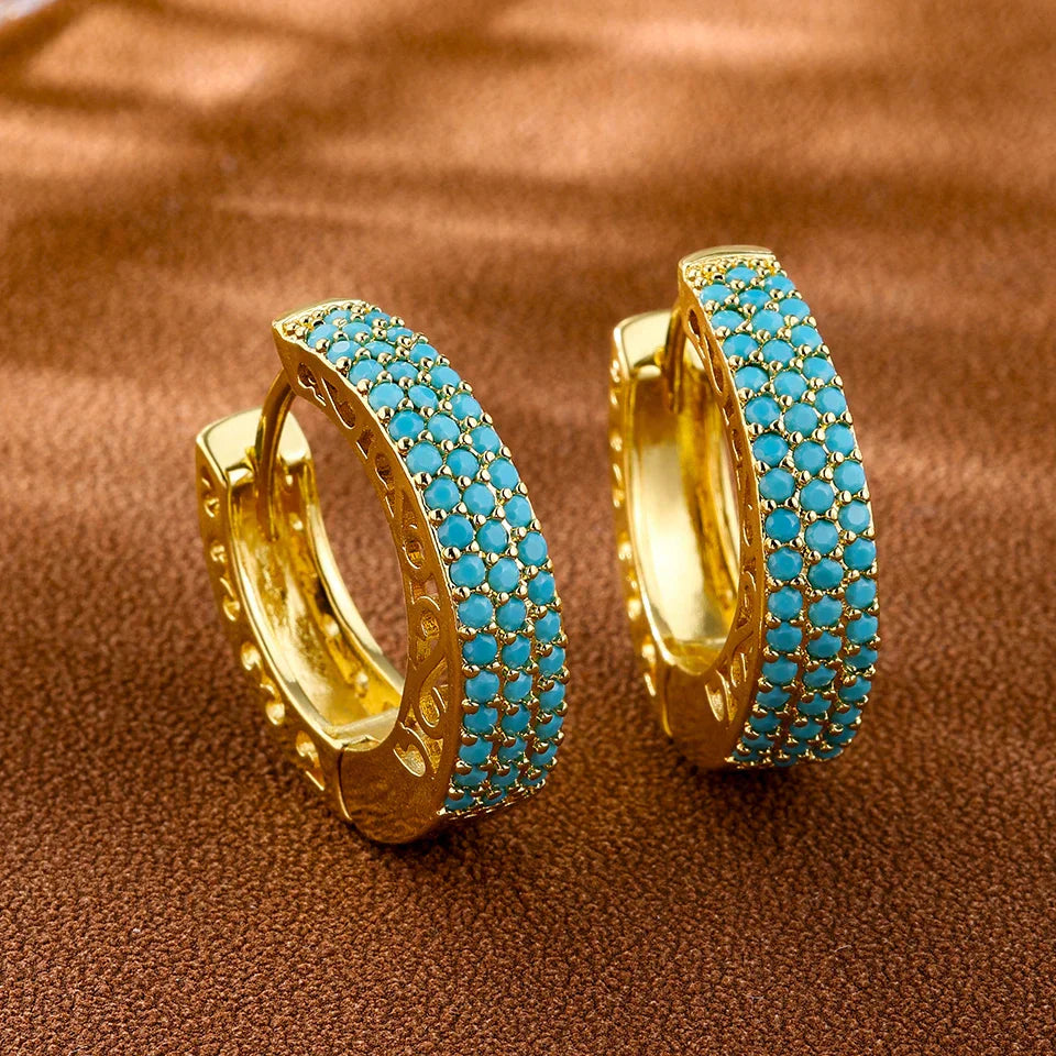 Boucles d'oreilles créoles minimalistes turquoise de Danoir Paris, design épuré et élégant pour un style moderne et chic.