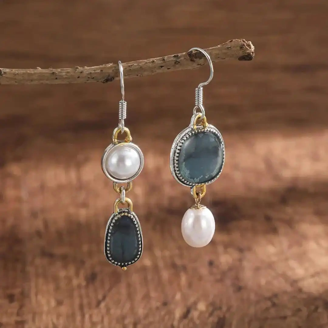 Boucles d'oreilles vintage en pierre bleue et perles, bijoux Danoir Paris, élégantes et raffinées.