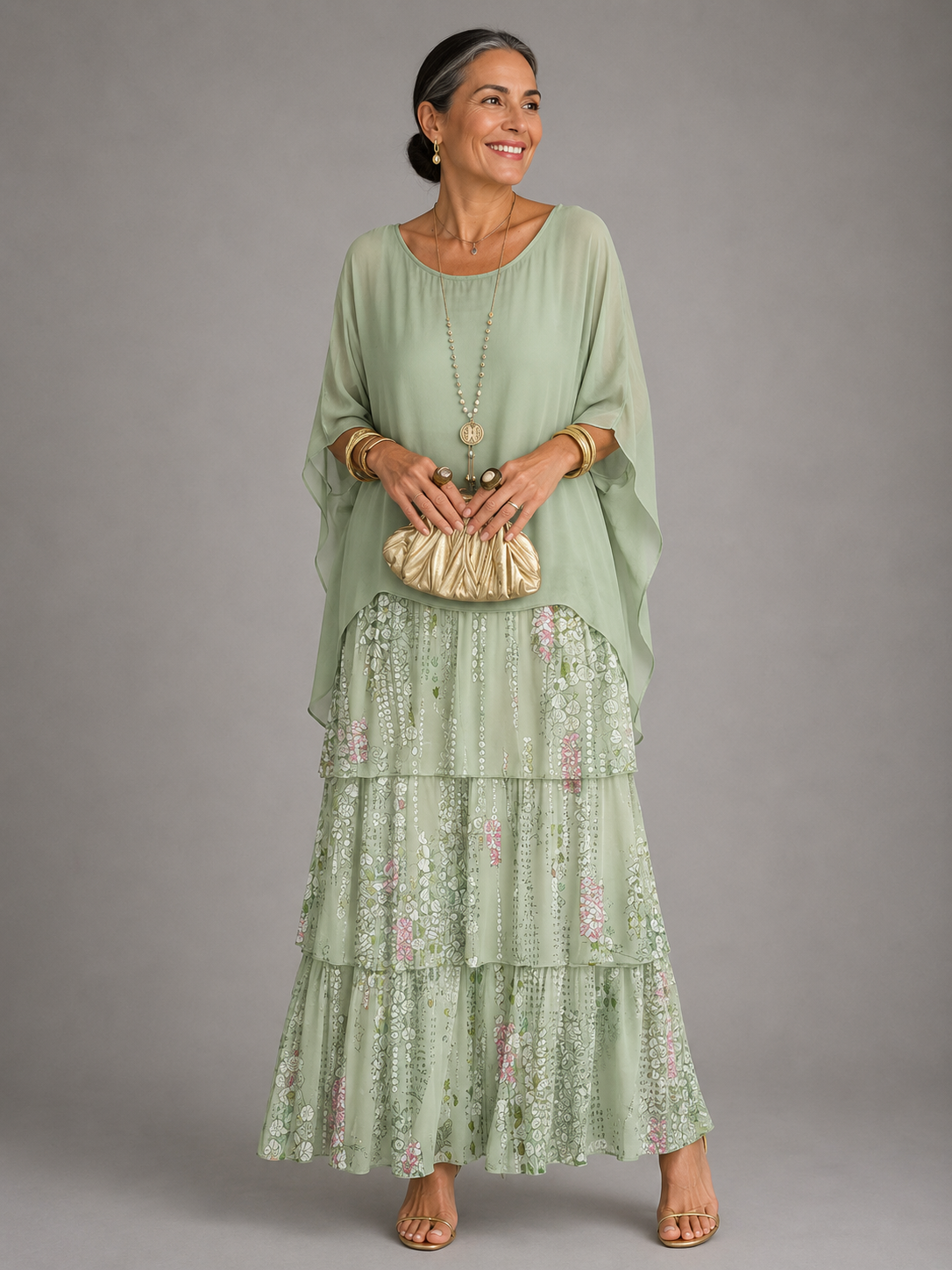 Robe longue élégante pour femme Lara™ de Danoir Paris, tissu fluide et design sophistiqué, portée avec accessoires.