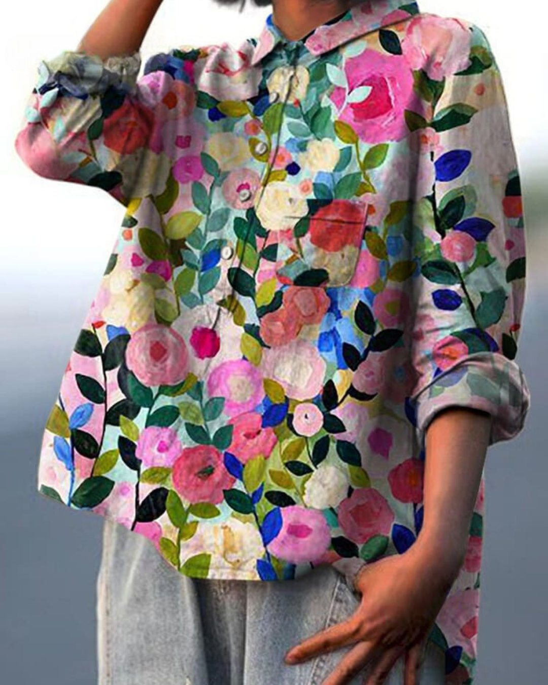 Blouse florale élégante Lila de Danoir Paris, tissu fluide avec motifs floraux colorés, portée avec manches longues et col en V.