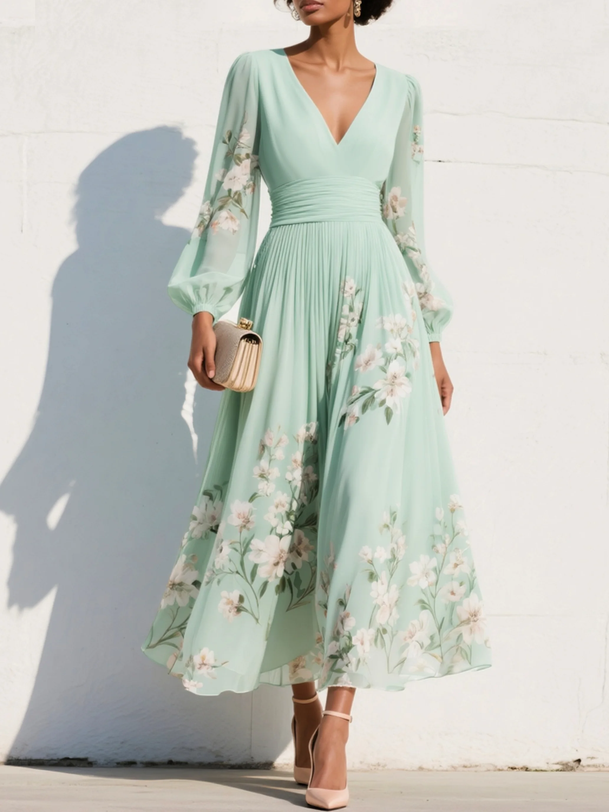 Robe midi fluide verte clair avec col en V, plis et motif floral, de la marque Danoir Paris, pour occasions élégantes.
