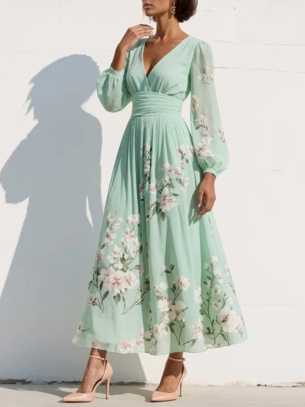 Robe midi en chiffon vert clair à encolure en V et plissée à fleurs, de la marque Danoir Paris, pour femmes.