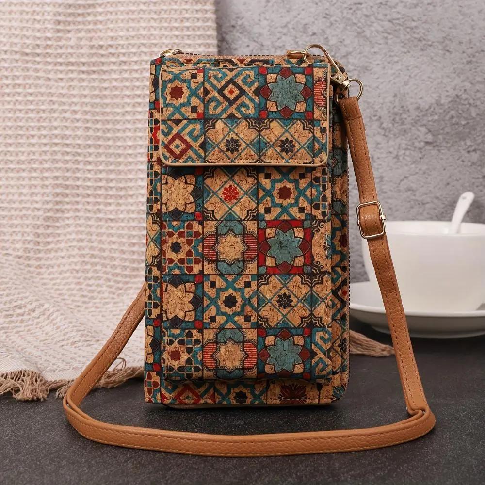 Sac à bandoulière boho-fleurs Nina de Danoir Paris avec accessoires en tissu coloré et détails floraux élégants.